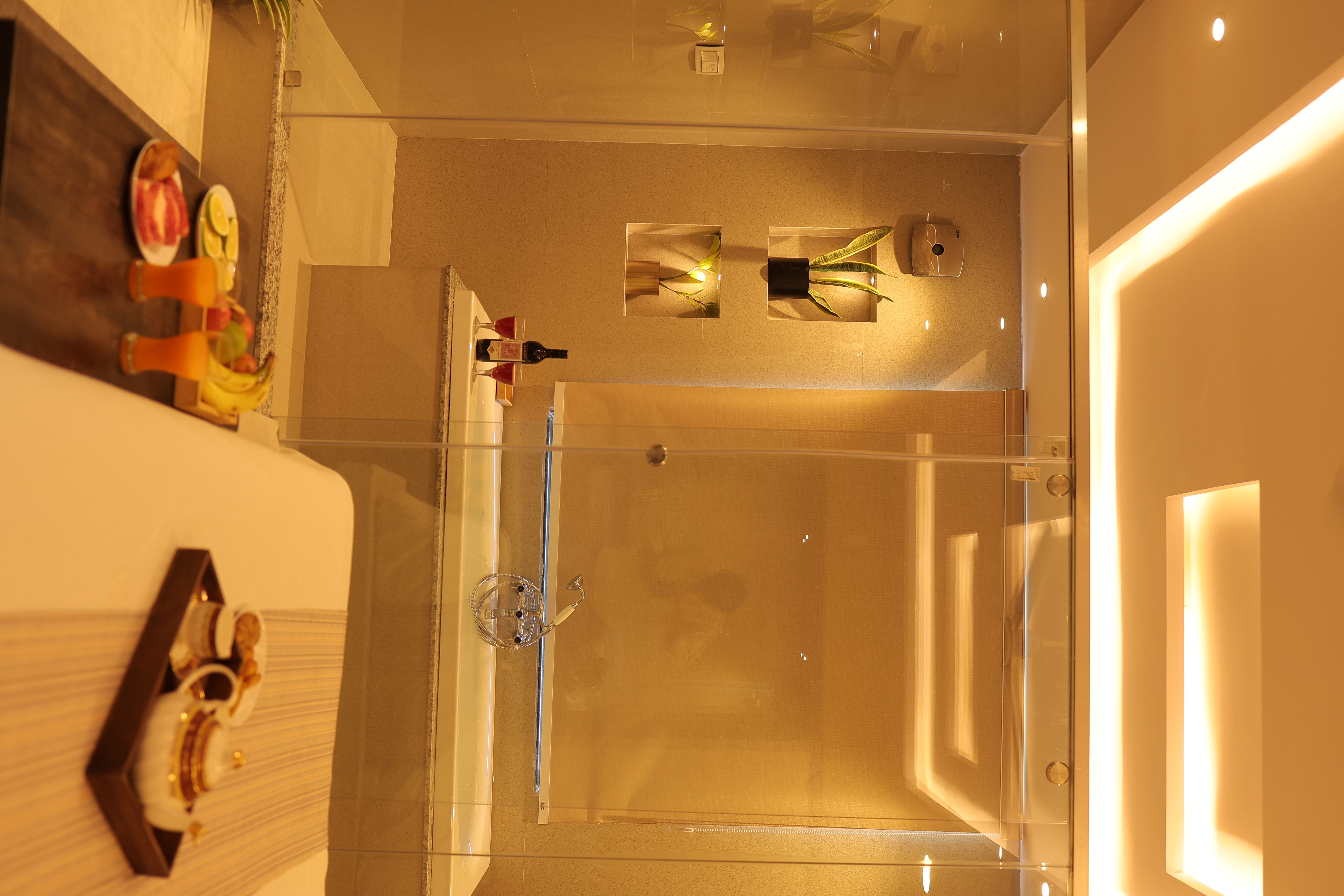 Super Deluxe room bathtub area